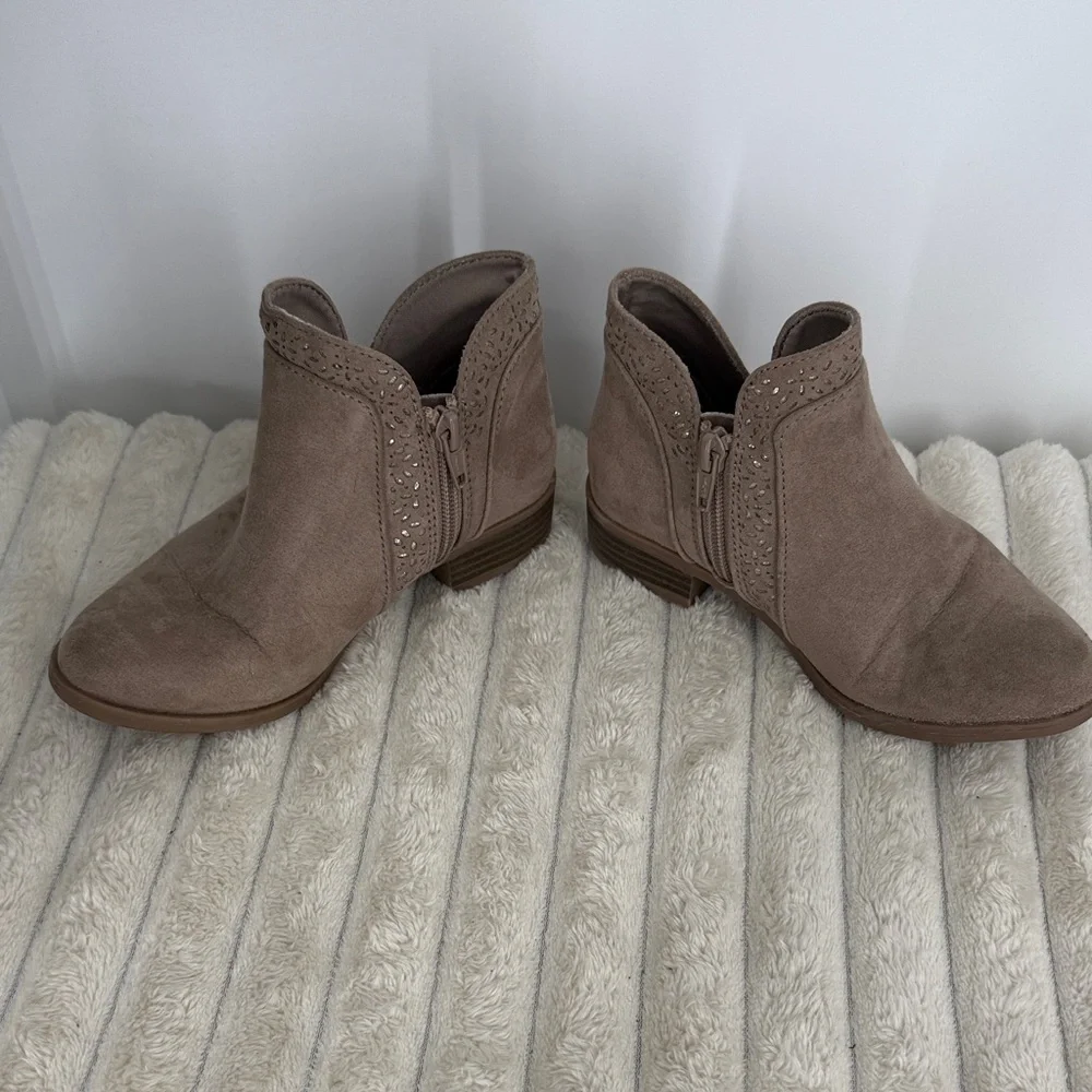 SO Taupe Suede Bow Ankle Boots - girls size 13